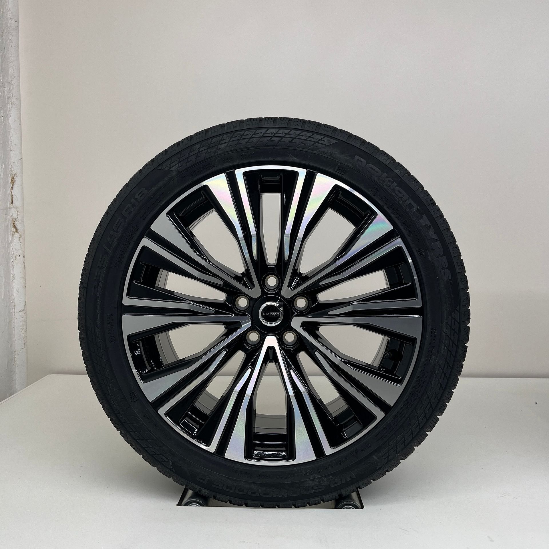 Volvo V60 / S60 - 18 inch - winterbanden NIEUW, Auto-onderdelen, Banden en Velgen, 18 inch, Banden en Velgen, Nieuw, 235 mm