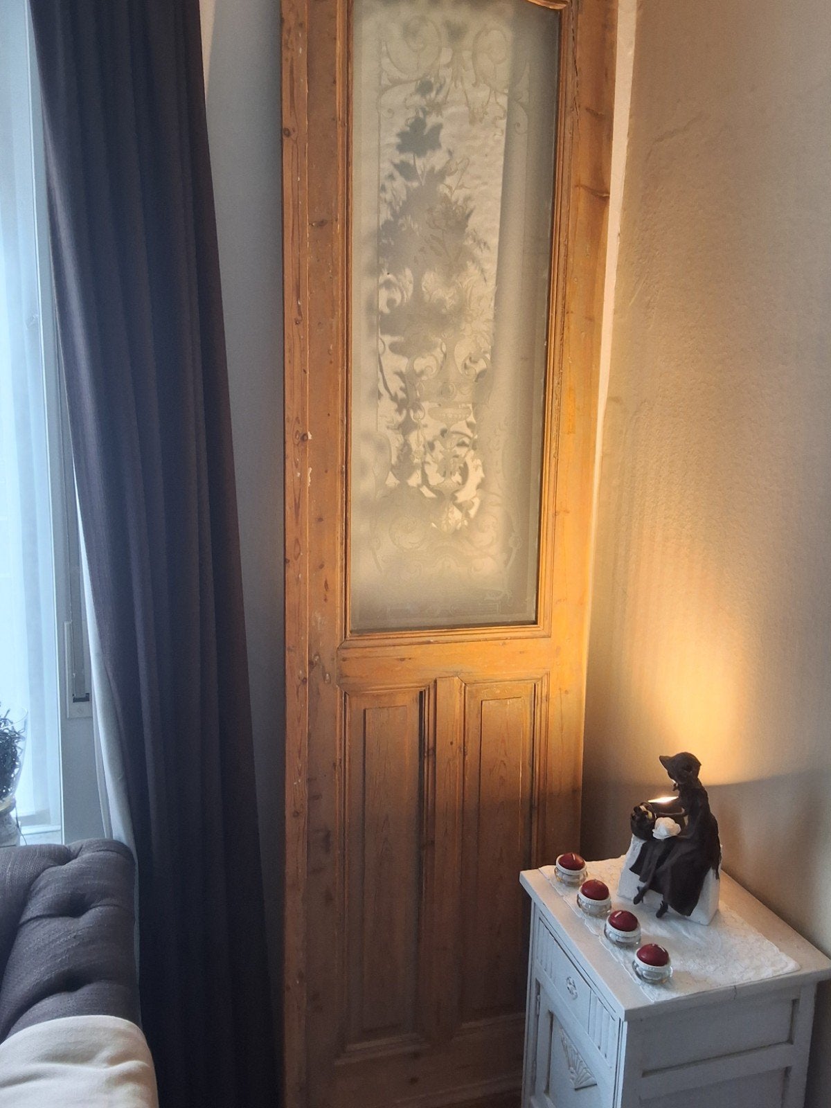 Antieke deur en kast en gietijzeren kachel, Ophalen