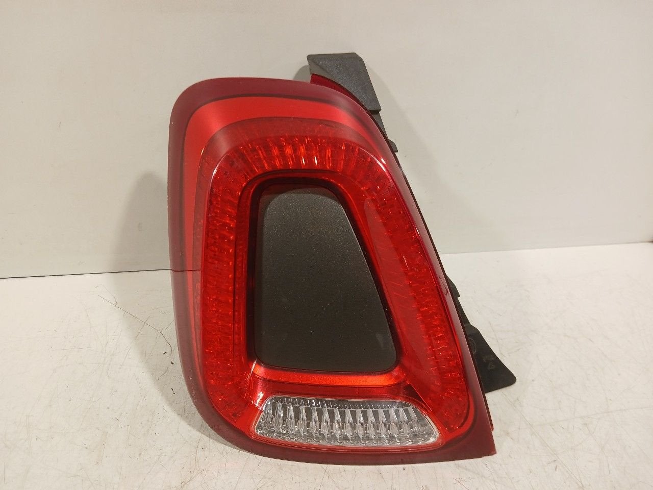 Achterlicht links buiten Fiat 500, Onderdelen@venauto.nl, Van der Ven Autorecycling B.V., Ettenseweg 76, 4706 PB Roosendaal, The Netherlands
