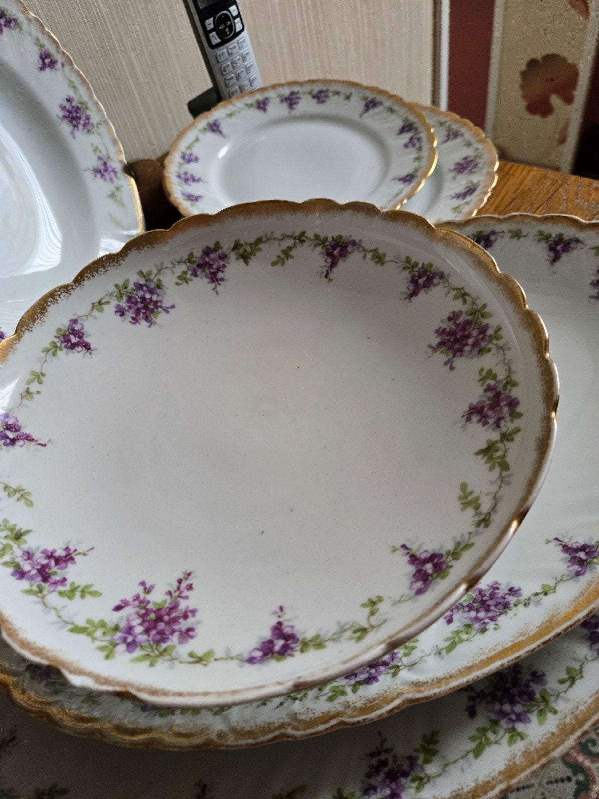 service 12 pièces décor violettes et dorure, Antiek en Kunst, Antiek | Servies los, Ophalen
