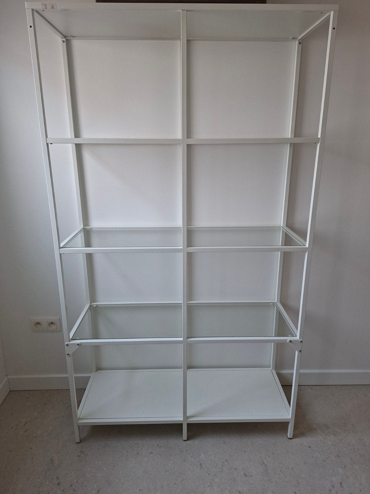 IKEA VITTSJÖ stellingkast in wit met glazen legplanken.
Bred, Enlèvement
