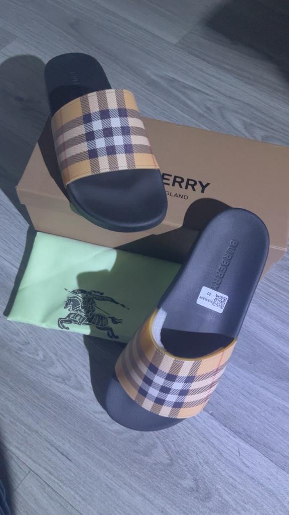 Burberry slippers, Ophalen of Verzenden, Zo goed als nieuw