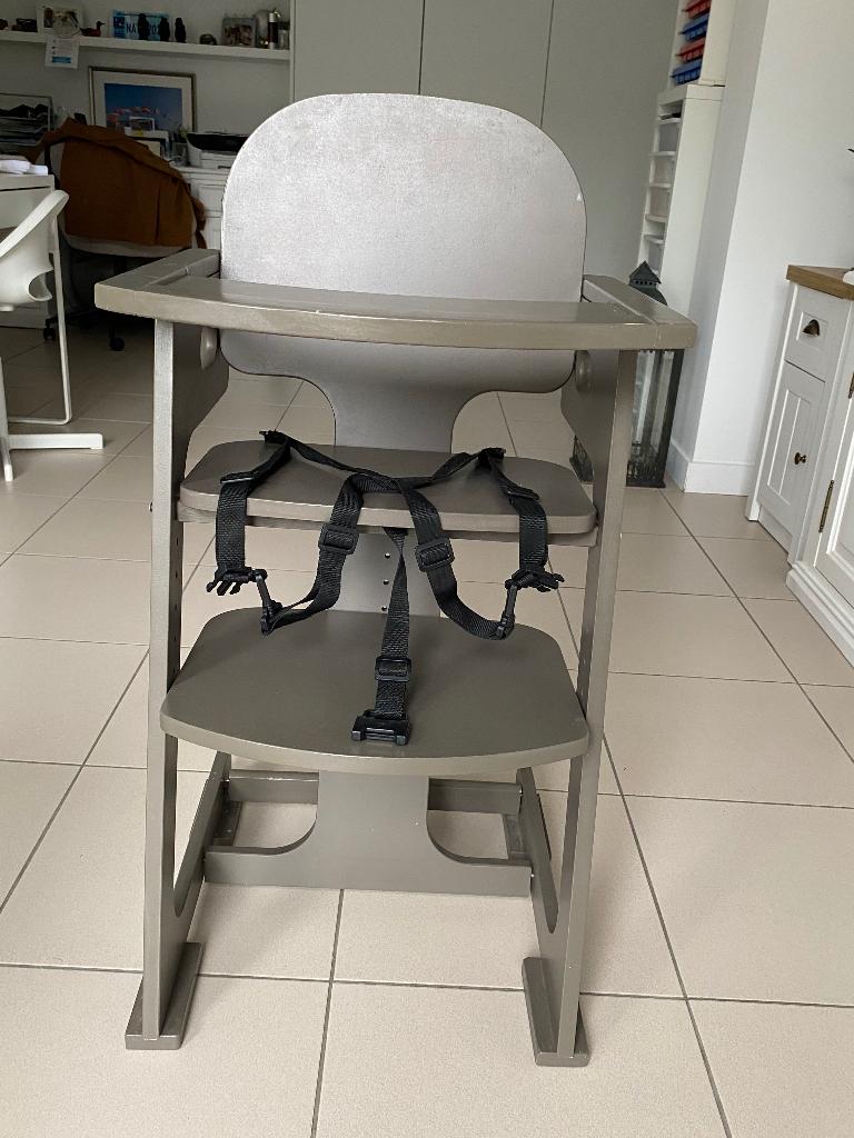 Houten Kinderstoel bruin, Kinderen en Baby's, Kinderstoelen, Ophalen, Gebruikt, Meegroeistoel, Gordel(s)
