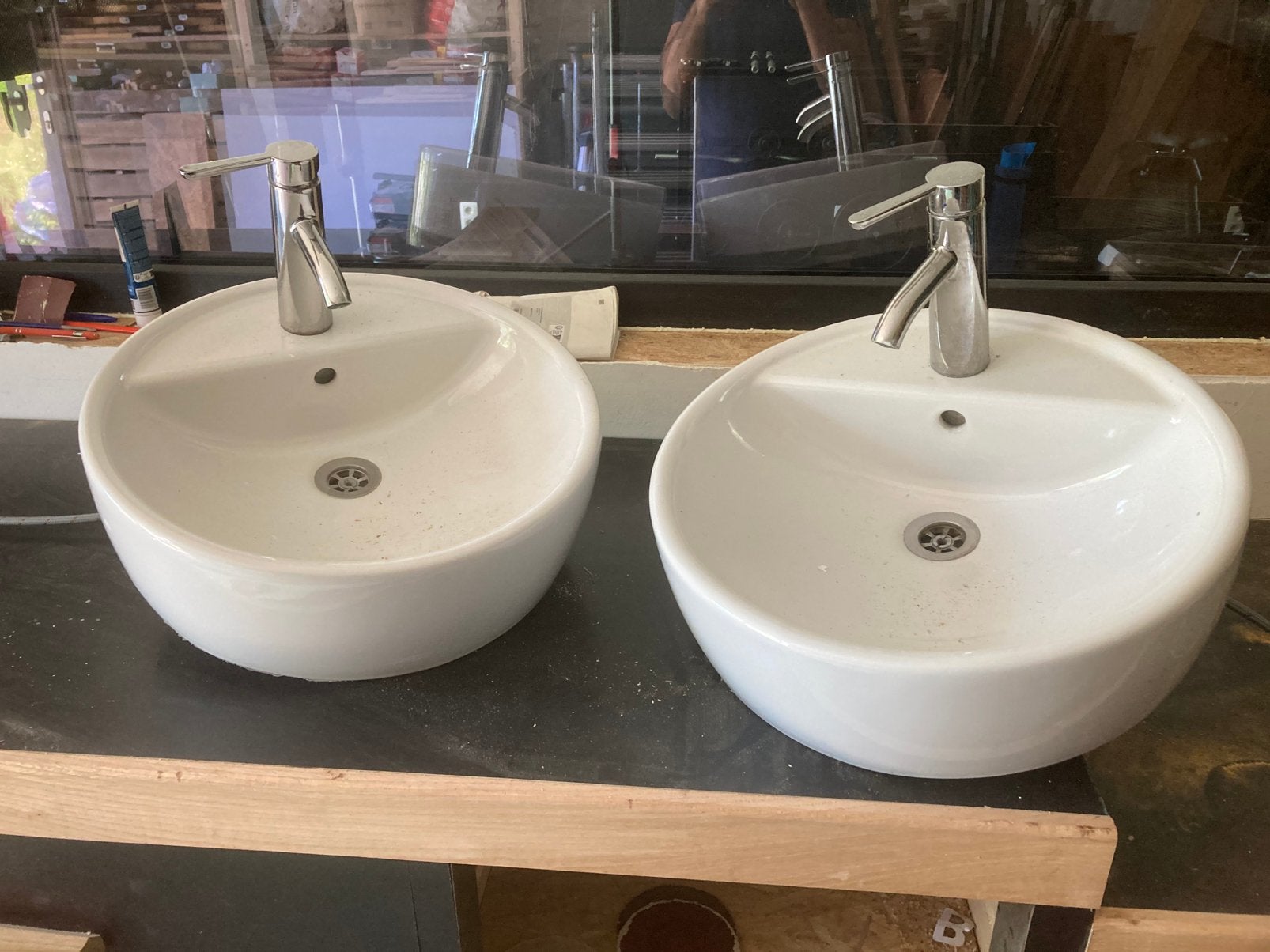Deux vasques salle de bain blanche + robinet (44cm de diam.), Maison & Meubles, Salle de bain | Meubles de Salle de bain, Enlèvement