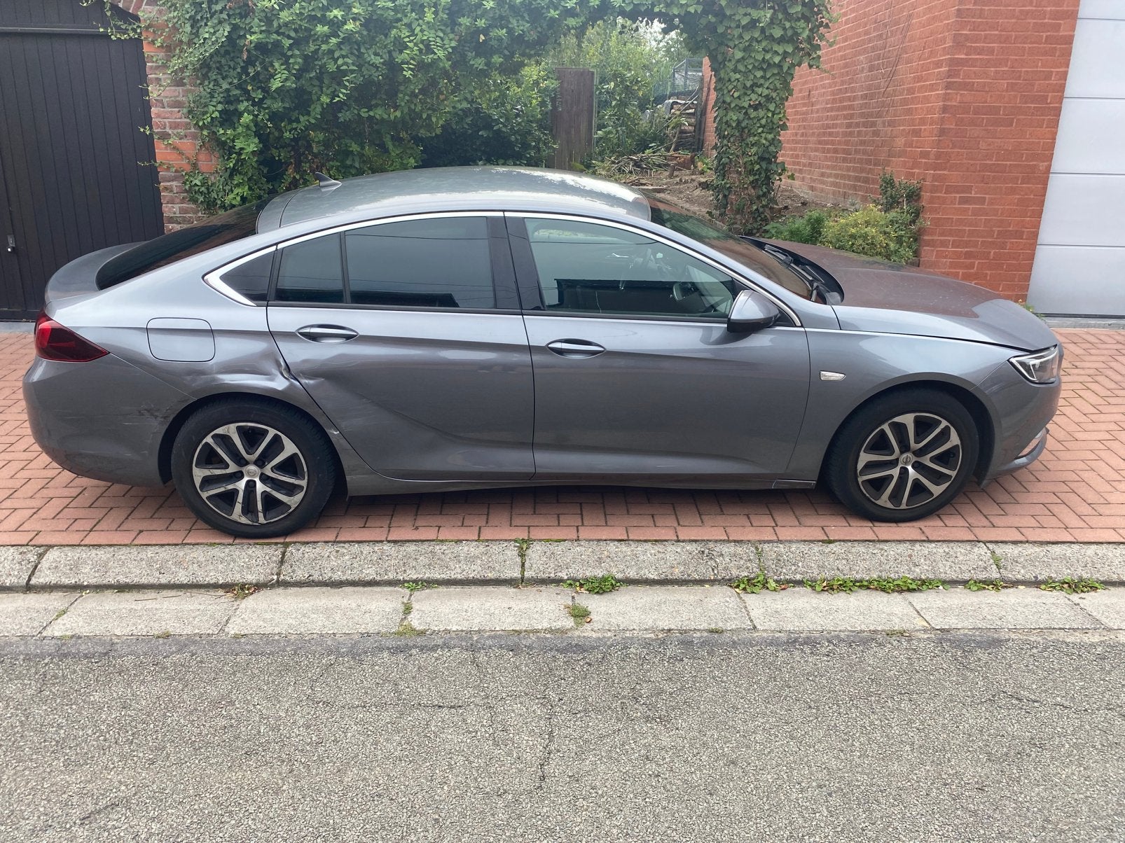 Opel Insigna accidenté, Autos, Argent ou Gris, Achat, Euro 6, Boîte manuelle