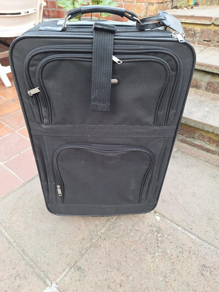 Valise à roulettes noire, Enlèvement, Roulettes