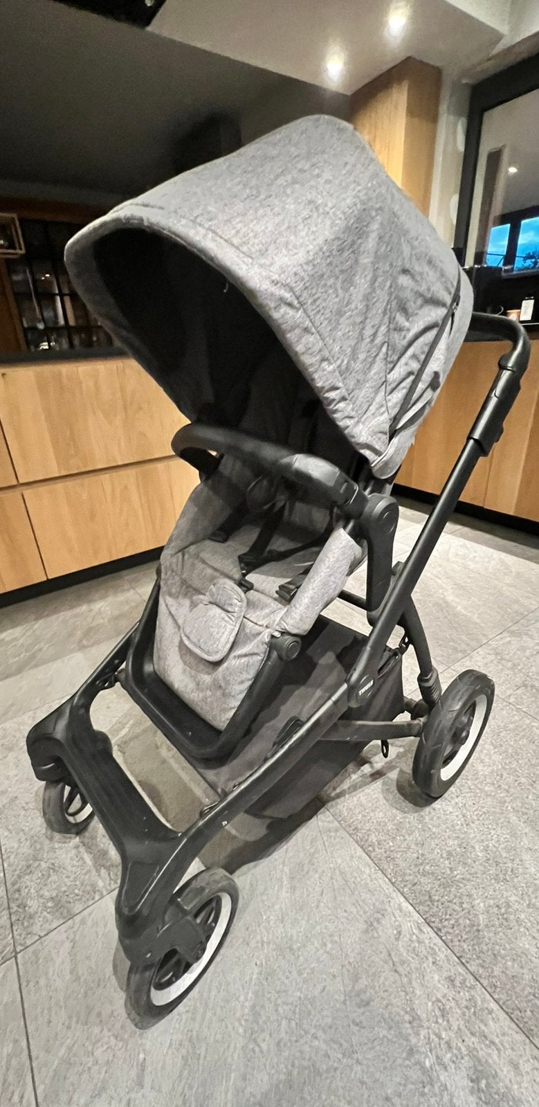 Thule Sleek + voetenzak +draagmand +luiertas|Zeer nette staa, Enlèvement, Comme neuf, Autres marques, Ombrelle
