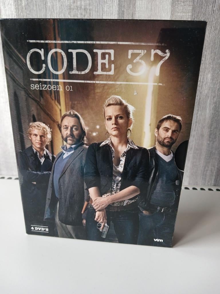 DVD BOX CODE 37, Cd's en Dvd's, Dvd's | Tv en Series, Ophalen, Zo goed als nieuw, Actie en Avontuur, Boxset