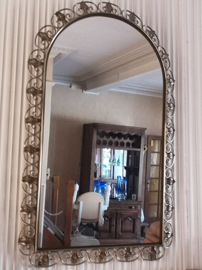 Miroir dans un cadre en cuivre, Enlèvement