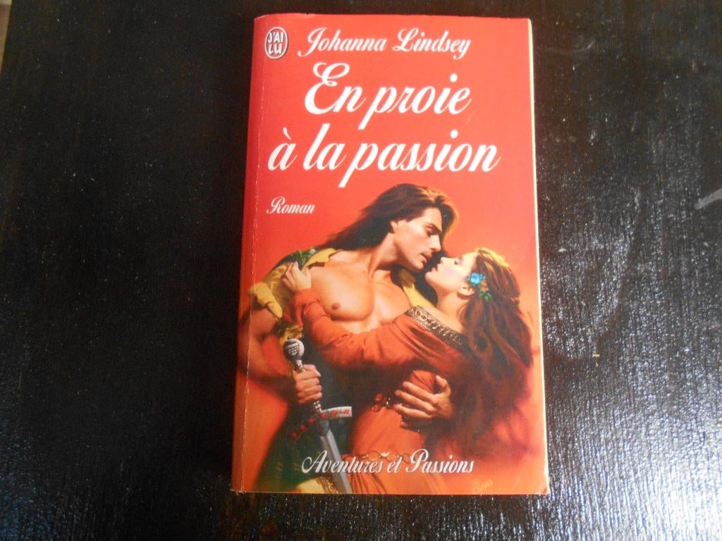 livre roman Johanna Lindsey "En proie à la passion ", Boeken, Ophalen of Verzenden, Gelezen