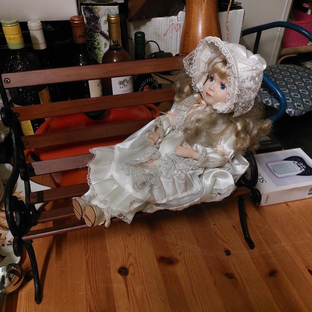 Mooie porcelaine pop op bankje, Verzamelen, Poppen, Ophalen, Pop