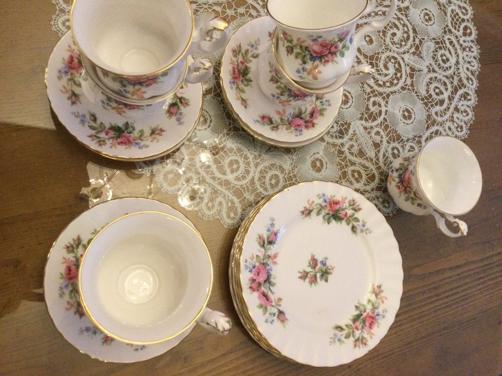 5 gebaksborden + 6 koffietassen met ondertassen, Enlèvement