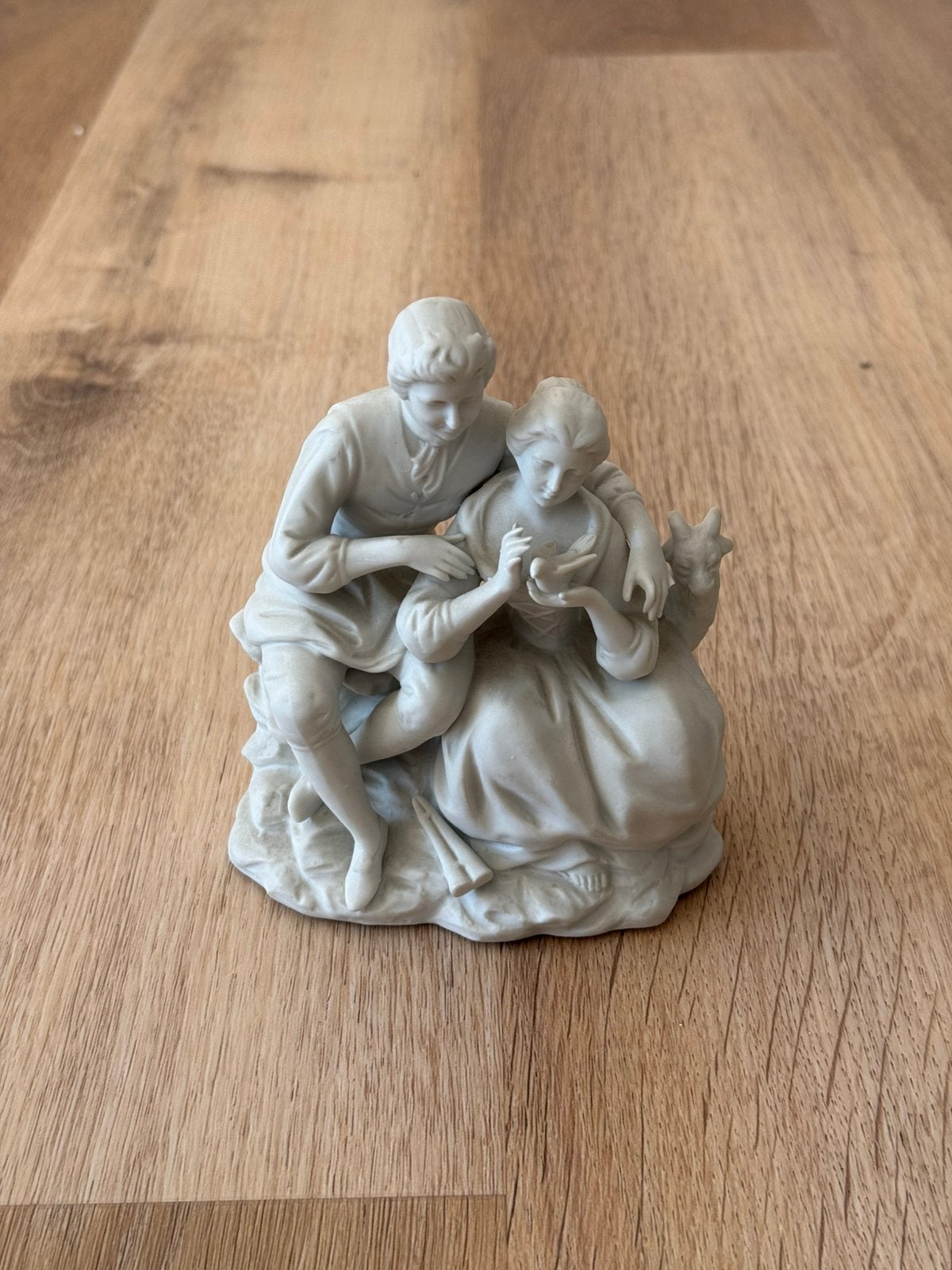 Vintage biscuit porseleinen beeldje – Romantisch koppel, Ophalen of Verzenden, Zo goed als nieuw, Mens