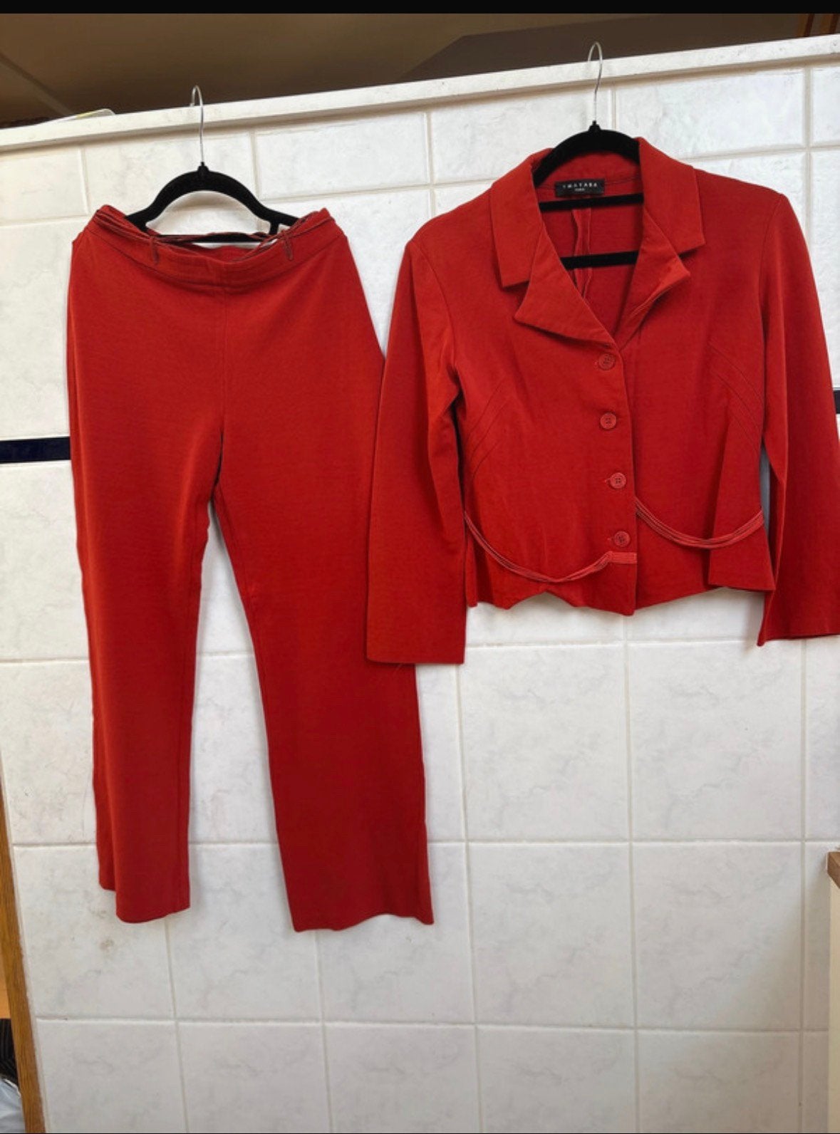 Ensemble tailleur pantalon + veste rouge, Vêtements | Femmes, Homewear, Enlèvement ou Envoi, Comme neuf, Taille 36 (S), Rouge
