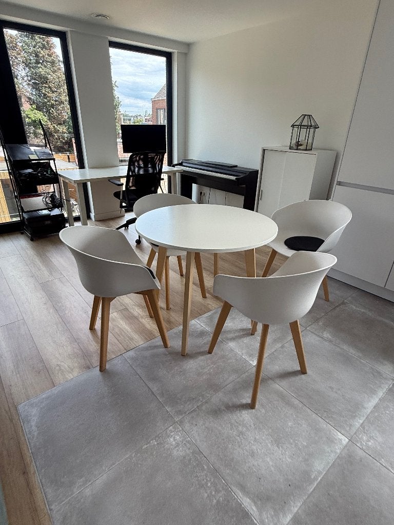Keukentafel + 4 stoelen, Ophalen, Rond, Scandinavisch, Zo goed als nieuw