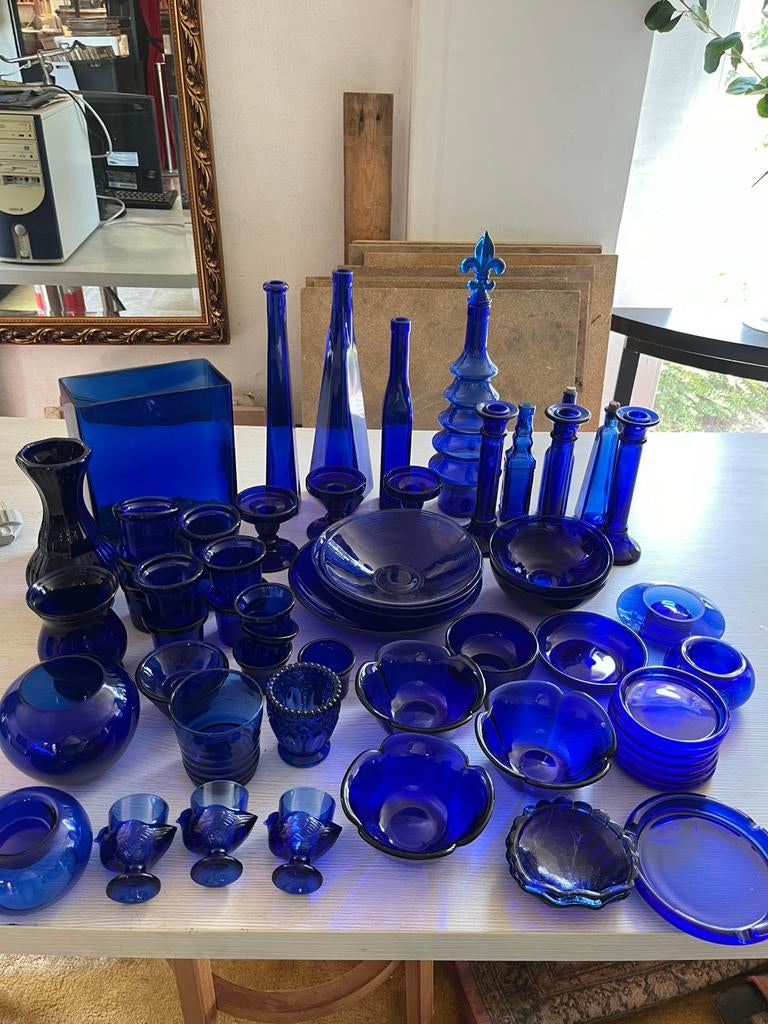 Collection en verre bleu cobalt, Enlèvement