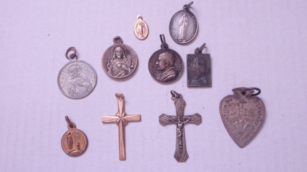Lot van 10 vintage religieuze devotiepenningen / kruisjes, Ophalen, Sieraad