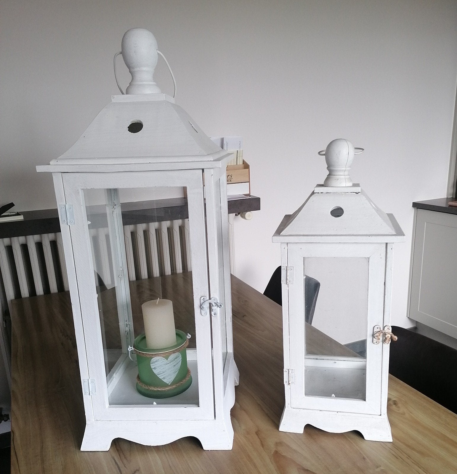 2 Witte landelijke lantaarns, Ophalen