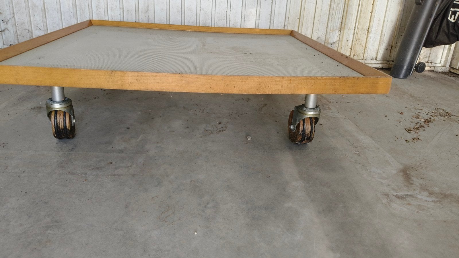 Robuuste salontafel op wielen 1x1m, Ophalen, Gebruikt