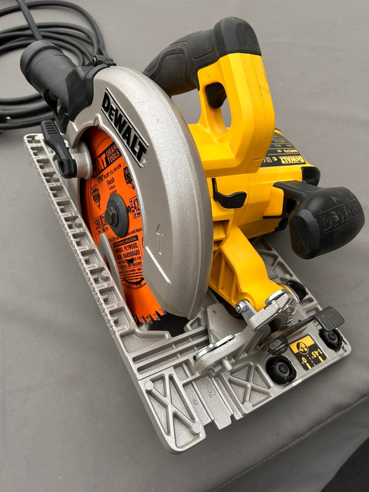 Dewalt cirkelzaag 1600 watt, Doe-het-zelf en Bouw, Gereedschap | Zaagmachines, Zo goed als nieuw, Cirkelzaag, 1200 watt of meer