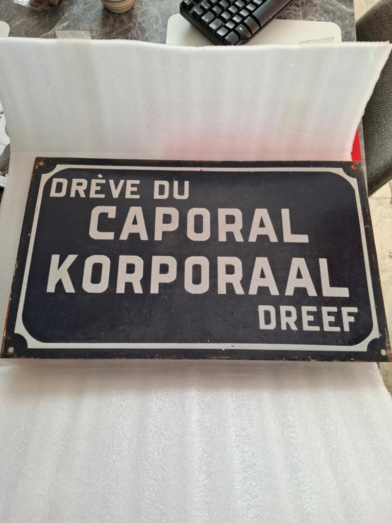 Emaile straatnaambord, Ophalen