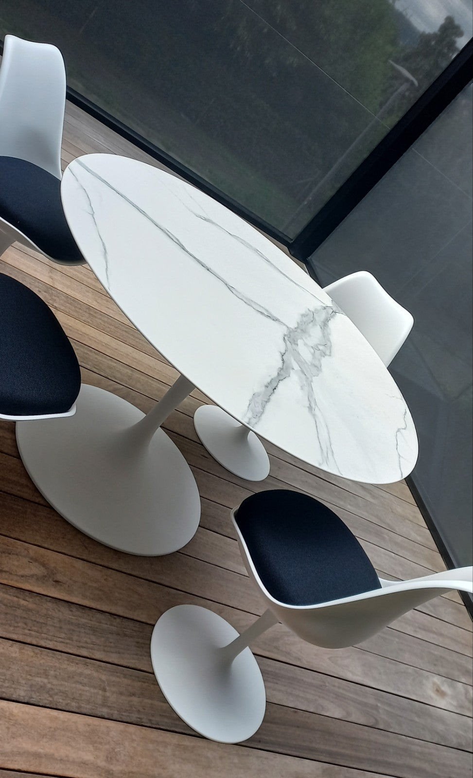 Armoires à tables en tulipes du milieu du siècle - planteur, Envoi, Neuf, From northern qi dynasty to mid century modern design et L'art