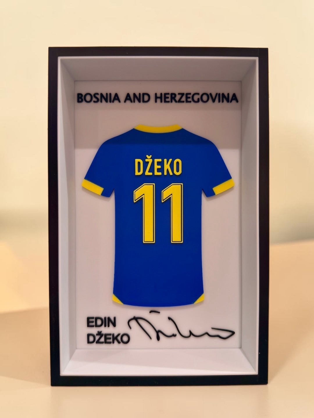 Edin Dzeko - Bosnië en Herzegovina shirt + handtekening, Collections, Enlèvement ou Envoi, Neuf, Autres types