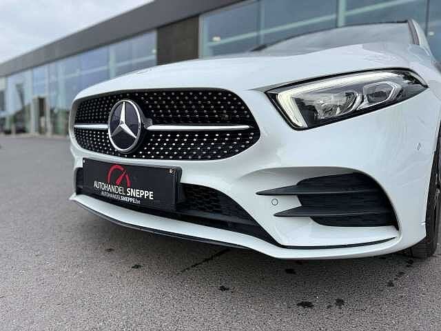 Mercedes-Benz A 180 AMG Line Sedan 7G-DCT – Panoramisch dak, Auto's, USB, Overige brandstoffen, Wit, Bedrijf