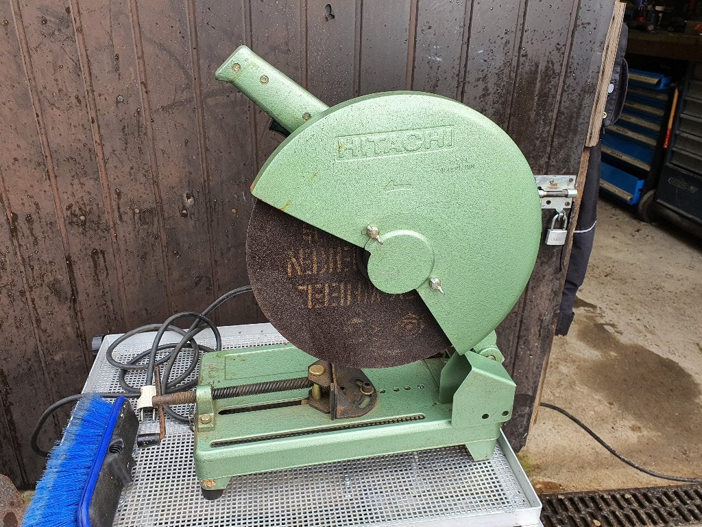 machine à raccourcir et à découper Hitaci presque neuve très, Enlèvement, Comme neuf, 1000 watts ou plus, Autres types