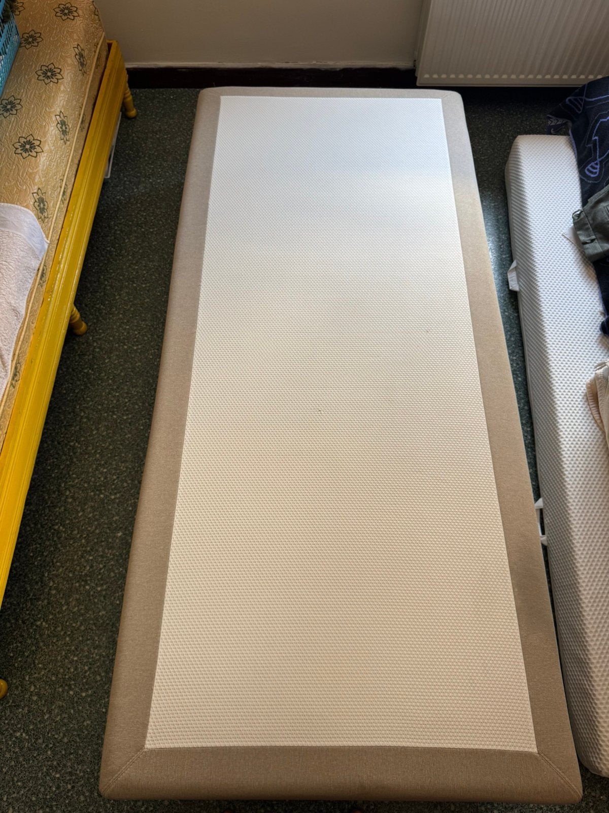 1- persoons boxspring 90x200 beige/naturel kleur, Ophalen, 90 cm, Eenpersoons, Beige