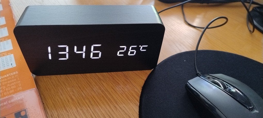 Mooie digitale LED-wekker in zwart hout, geluidsregeling, Ophalen of Verzenden, Nieuw, Digitaal