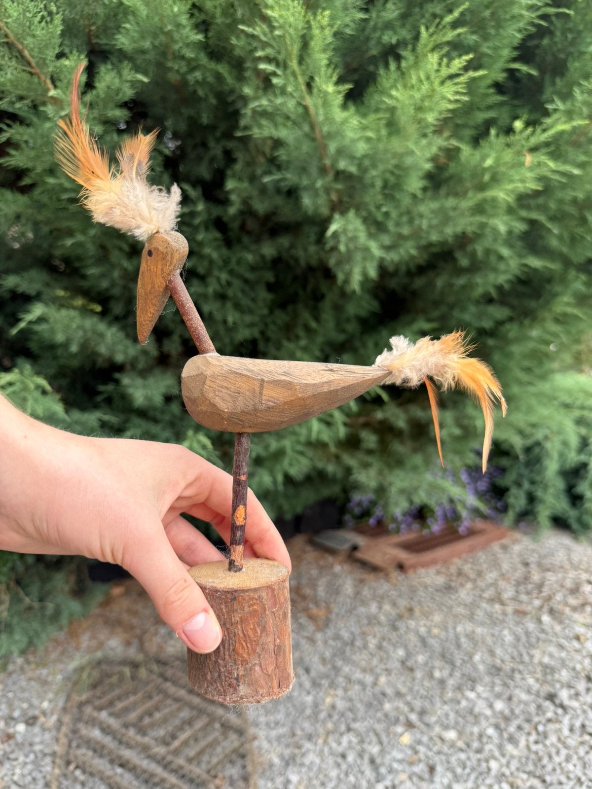 Oiseau décoratif artisanal en bois et plumes, Envoi, Comme neuf, Bois, Abstrait