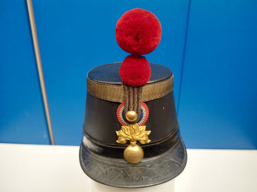 Franse shako mod. 1872 Infanterie, Collections, Objets militaires | Général, Envoi