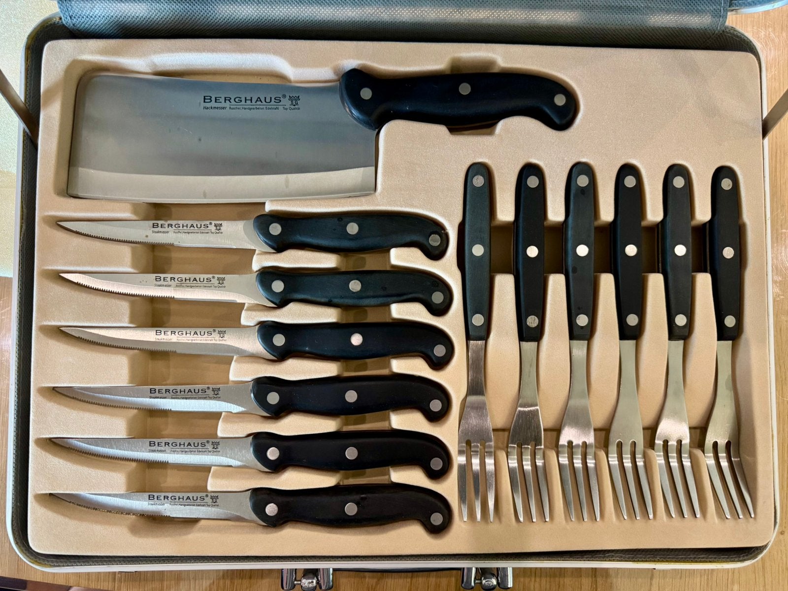 Set de couteaux dans un étui (Berghaus), Comme neuf, Enlèvement, Autres marques, Inox ou Chrome