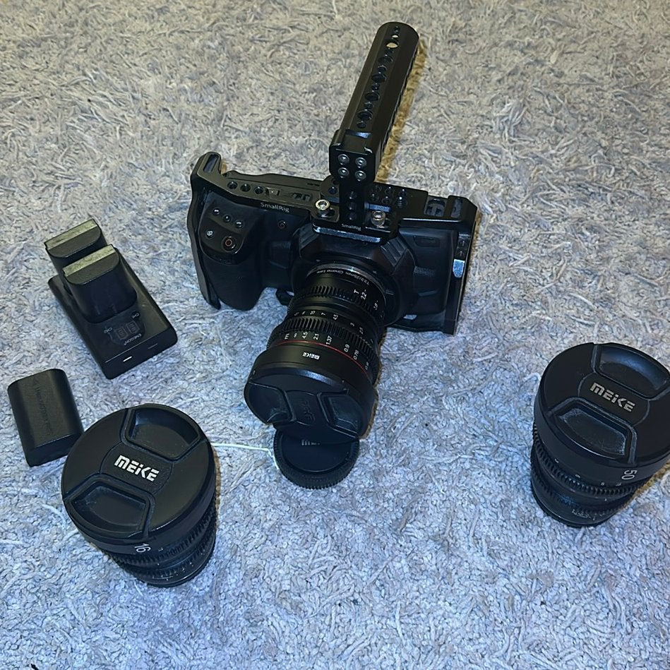 BMPCC4K + SMALLRIGCAGE + 3 OBJECTIFS + BATTERIES, Enlèvement, Utilisé, Caméra, Autres marques