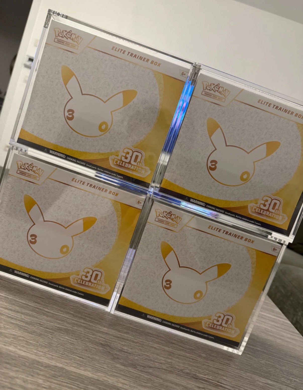 Pokémon 30th Anniversary ETB English—Étui scellé + acrylique, Hobby & Loisirs créatifs, Enlèvement, Neuf, Booster box, Foil