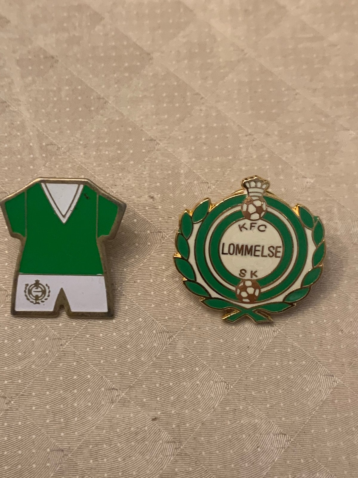 Lot van 2 retro Pins van voetbalclub Lommel, Ophalen of Verzenden, Zo goed als nieuw