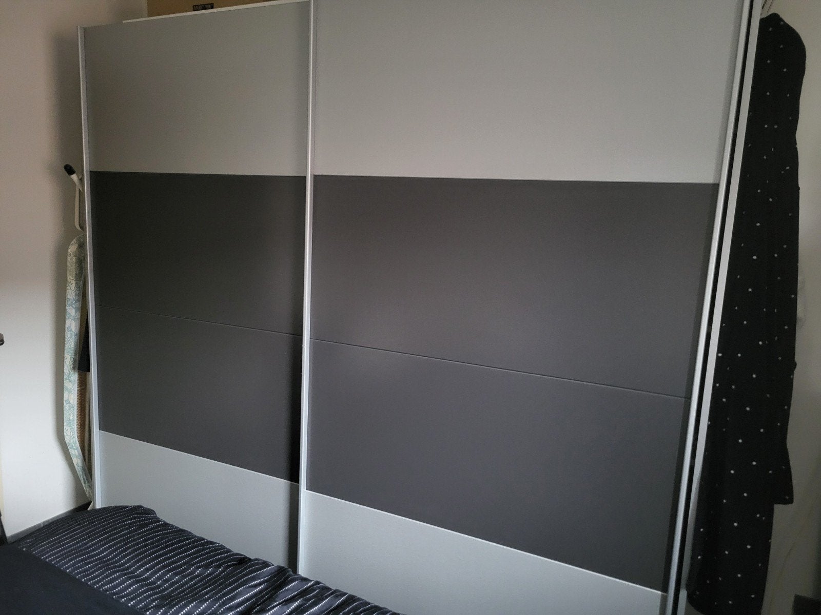 kleer kast . Met schuifdeuren, Ophalen, Met deur(en), 200 cm of meer, Zo goed als nieuw