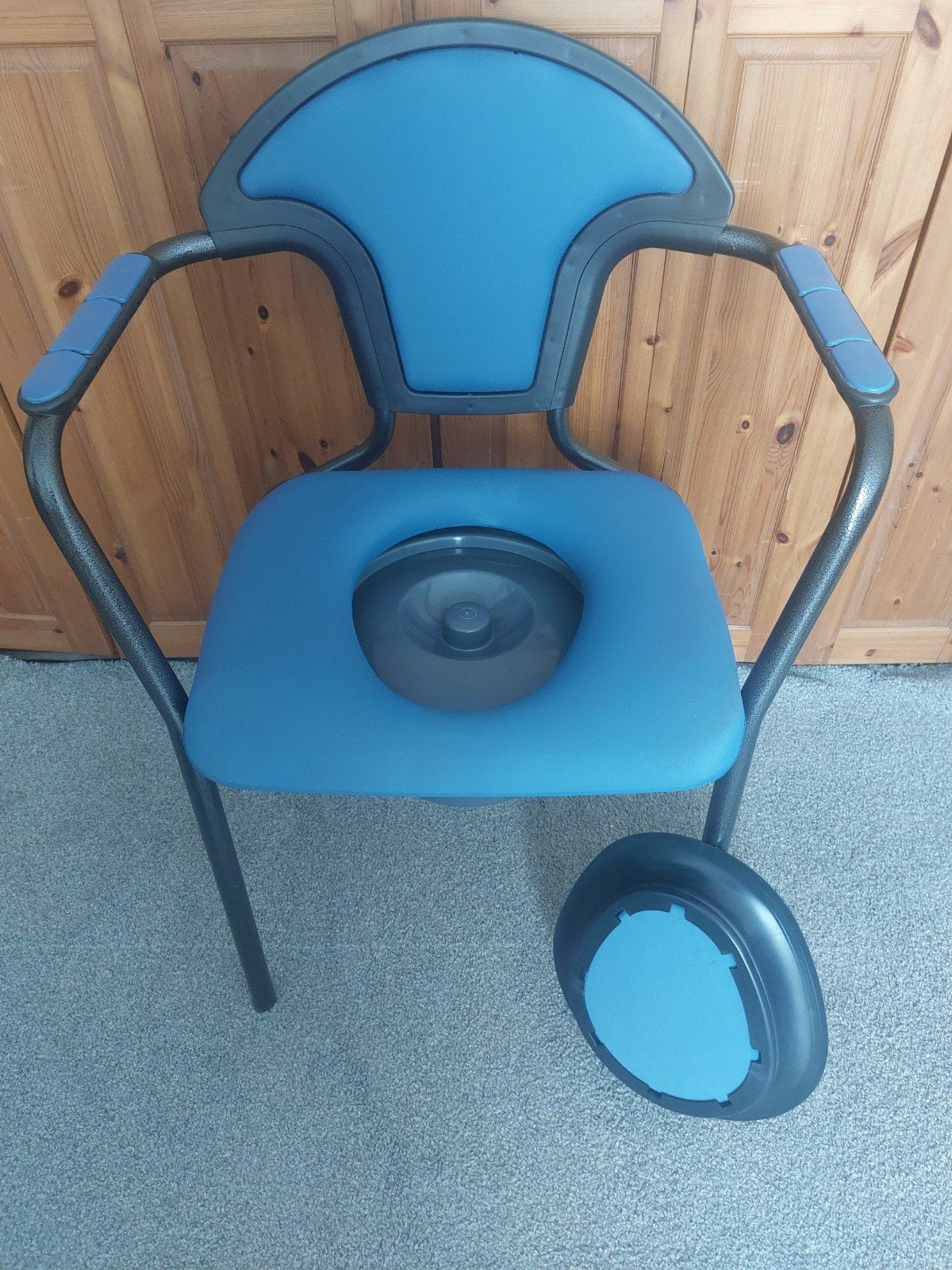 chaise percée, Divers, Enlèvement
