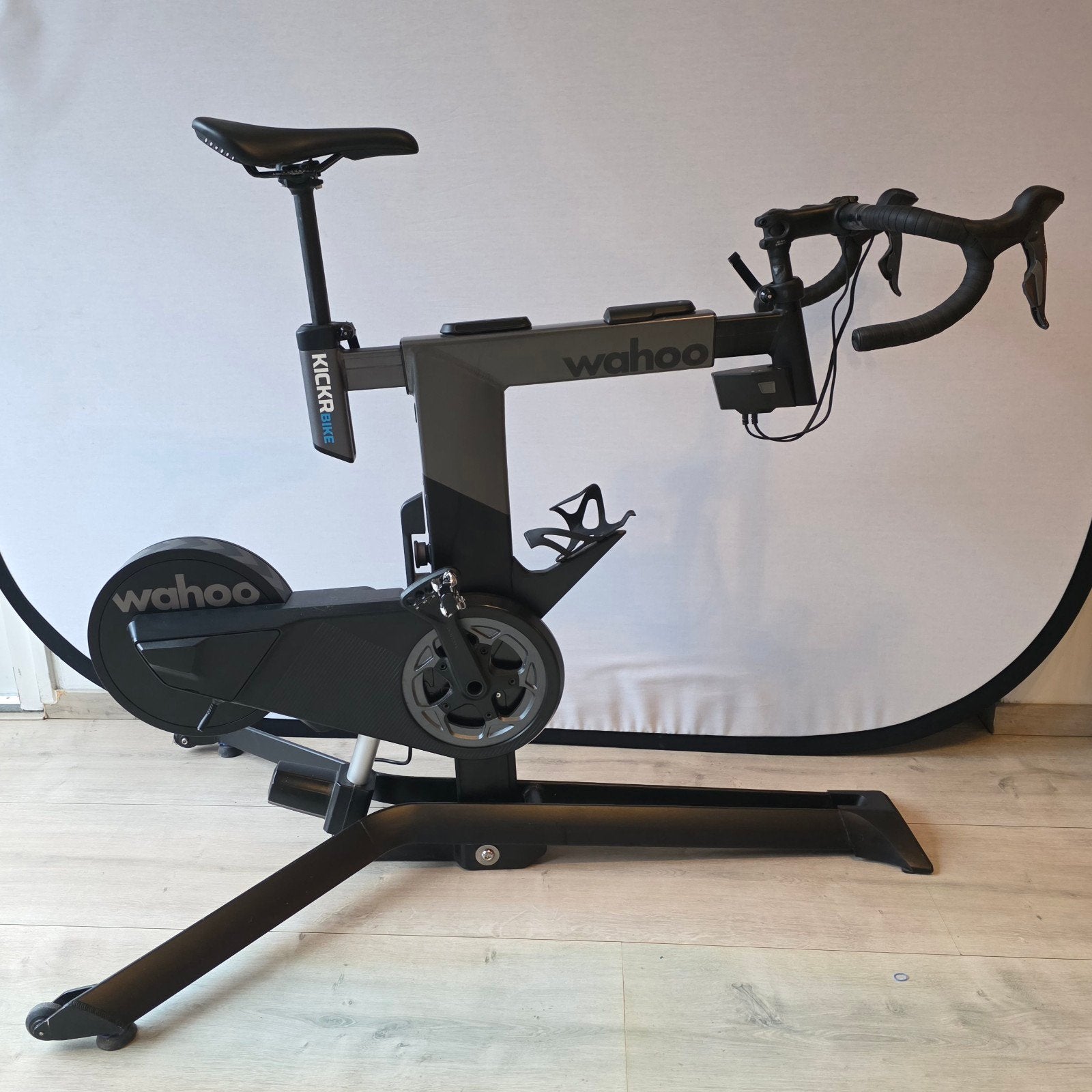 Wahoo KICKR BIKE V1 – Technisch uitstekend – Nette staat, Ophalen, Zo goed als nieuw