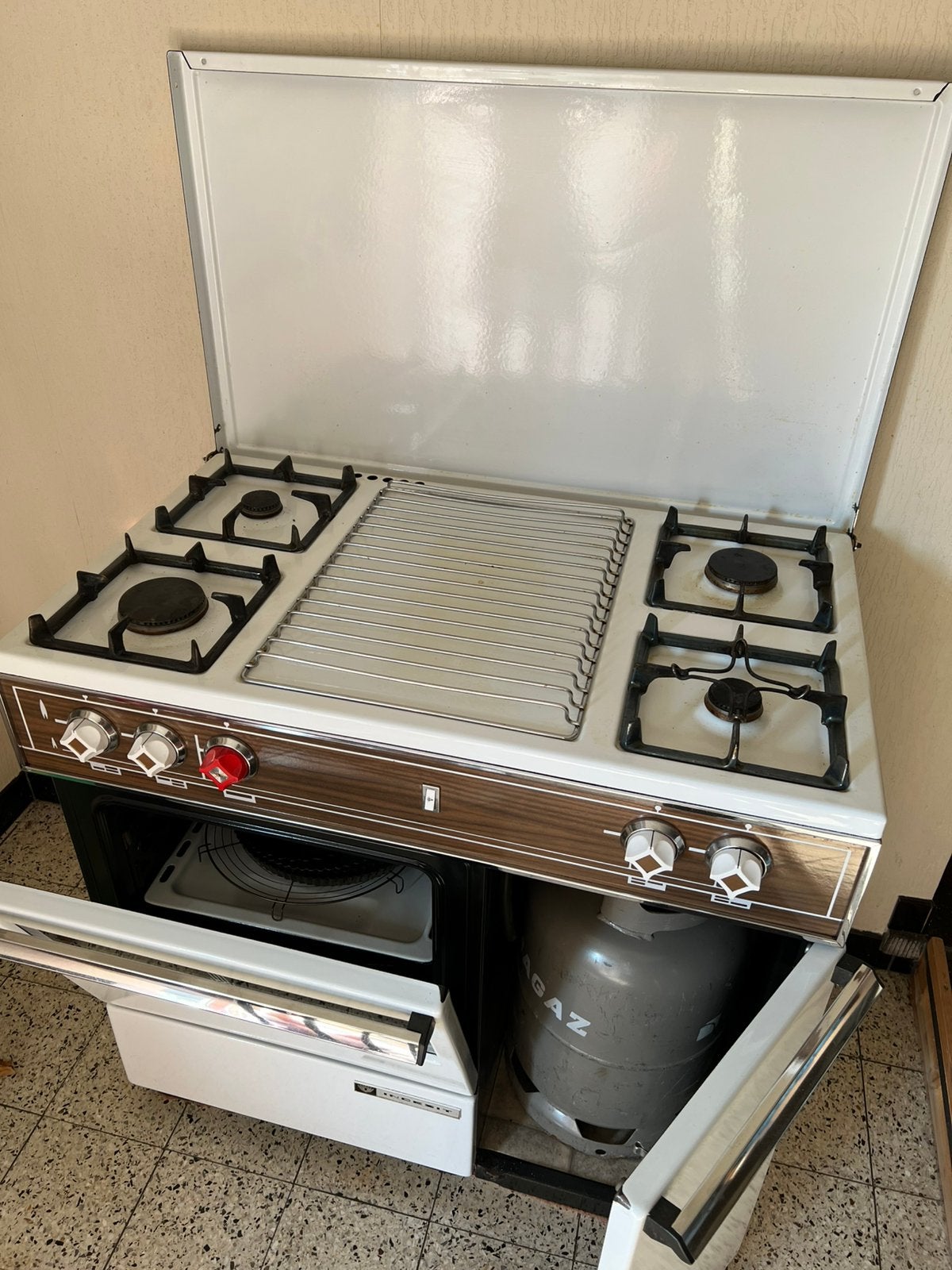 Gasfornuis met gasfles. Merk indesit, Elektronische apparatuur, Fornuizen, Ophalen, Gebruikt, 4 kookzones, Gas