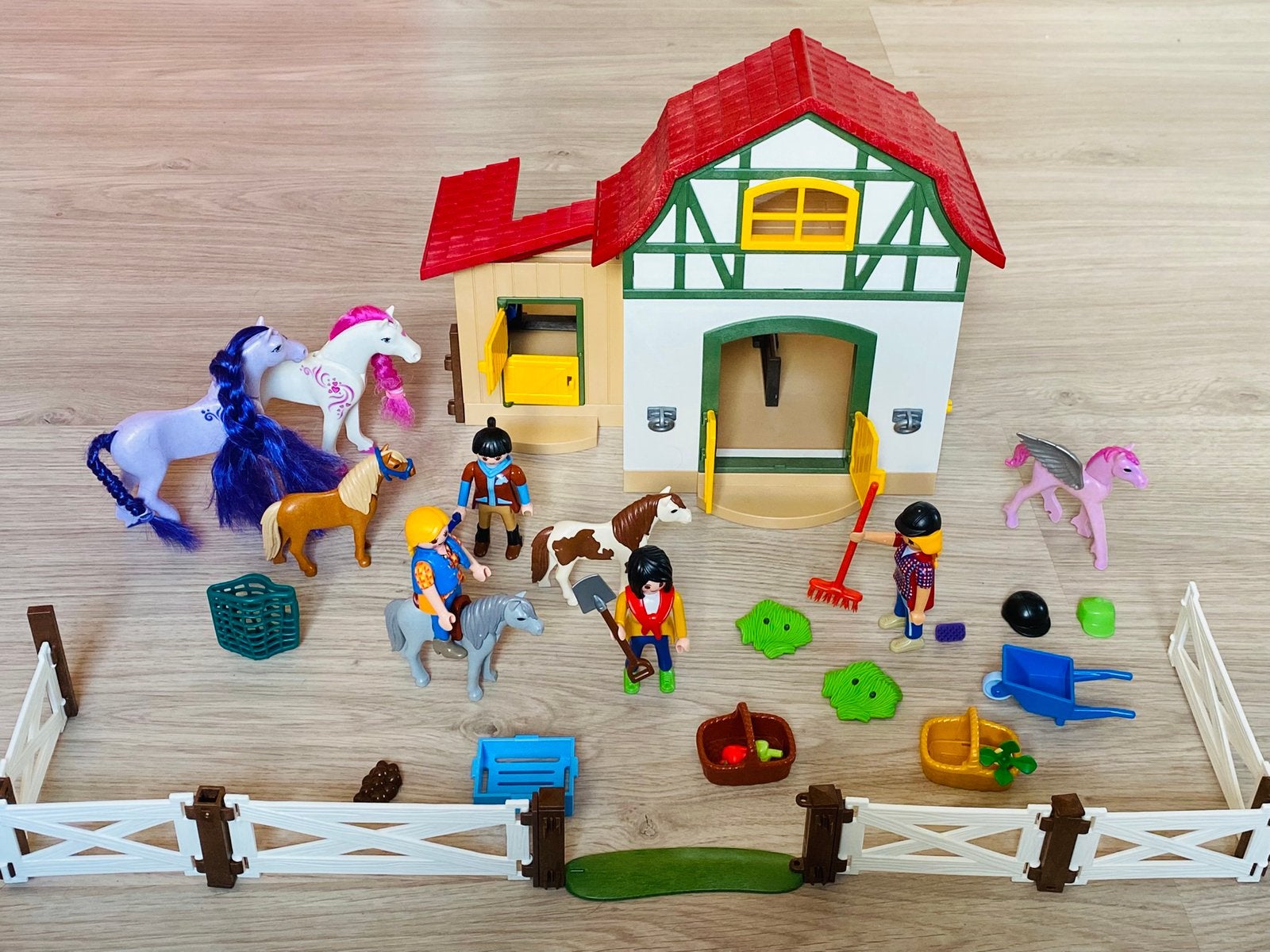Playmobil : 6927 L’écurie, Enfants & Bébés, Jouets | Playmobil, Bâtiment, Comme neuf, Country, Kit complet