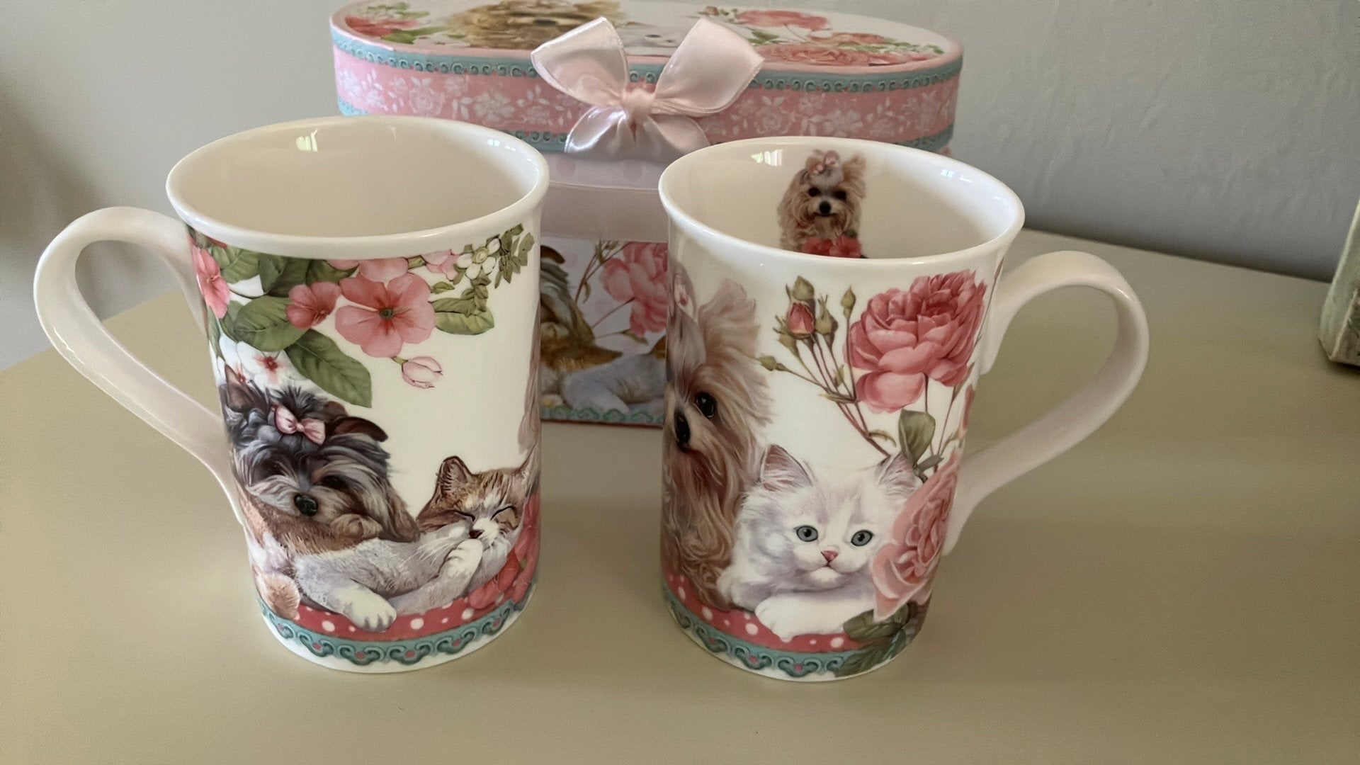 Twee romantische porseleine  tasjes in doos, Antiek en Kunst, Ophalen