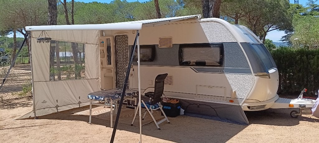 hobby caravan in stap klaar, Caravans en Kamperen, Caravans, Particulier, tot en met 4, 1250 - 1500 kg, Rondzit, Hobby, 2 aparte bedden