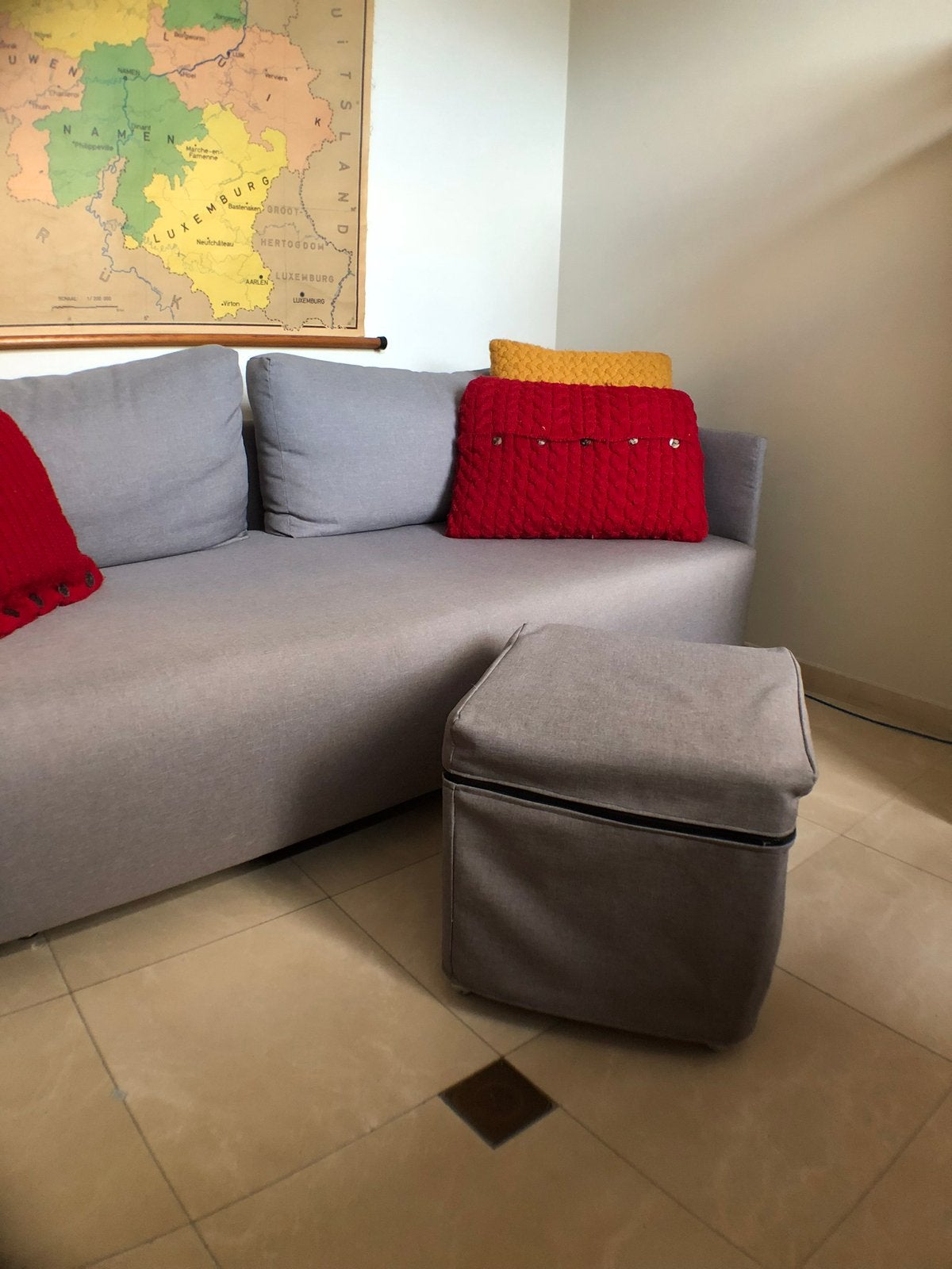 canapé gris en tissu + pouf assorti – très bon état, 75 à 100 cm, 150 à 200 cm, Comme neuf, Enlèvement