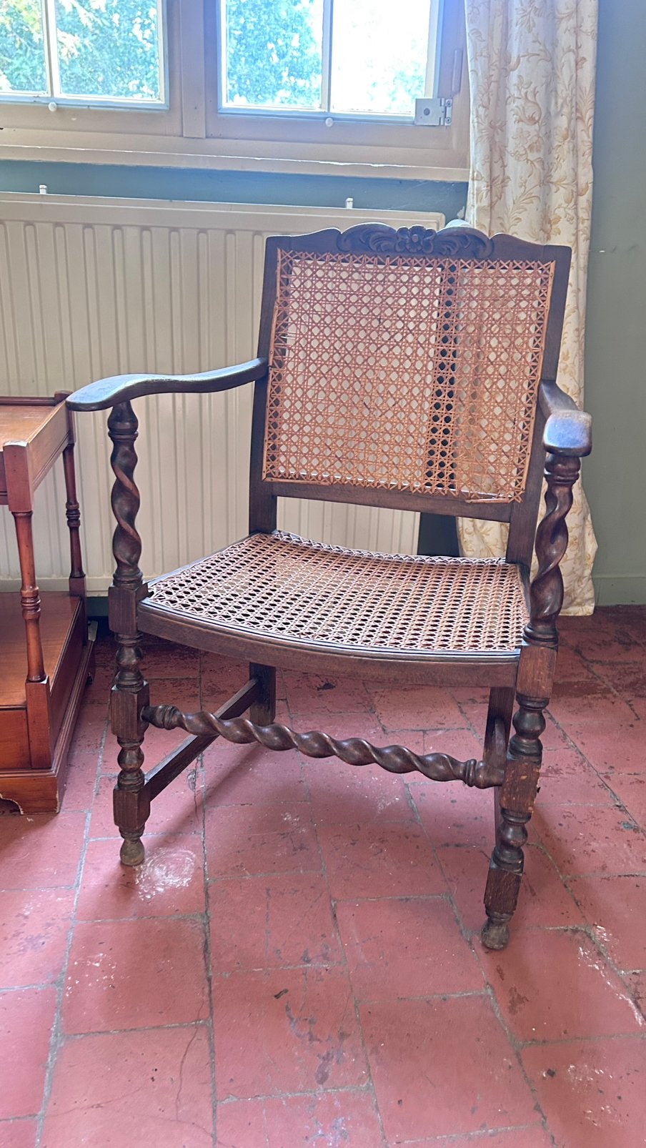 Oude houten armstoel met rotan vlechtwerk – vintage, Antiek en Kunst, Ophalen