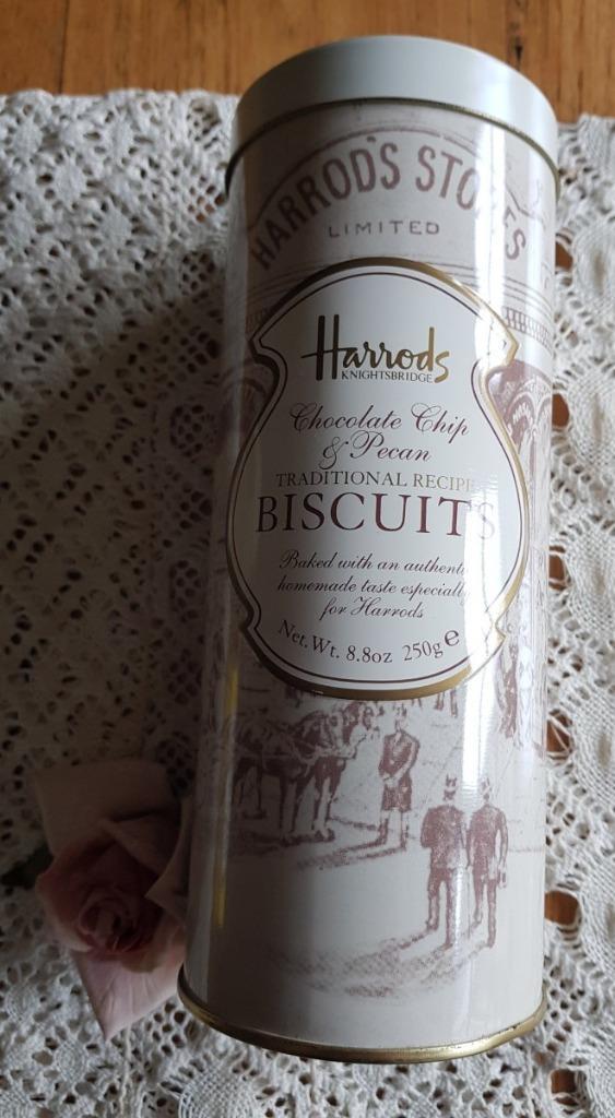 Vintage Engels HARROD'S Stores blikje met paarden & koetsen, Enlèvement ou Envoi, Utilisé, Biscuits, Autres marques