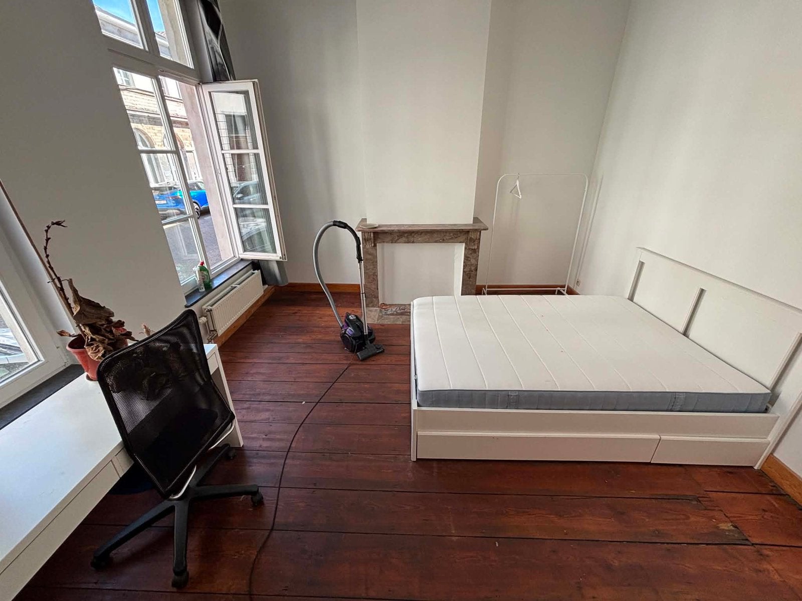 Bed, matras, bureau, stoel, Ophalen, Zo goed als nieuw, Twijfelaar, Modern