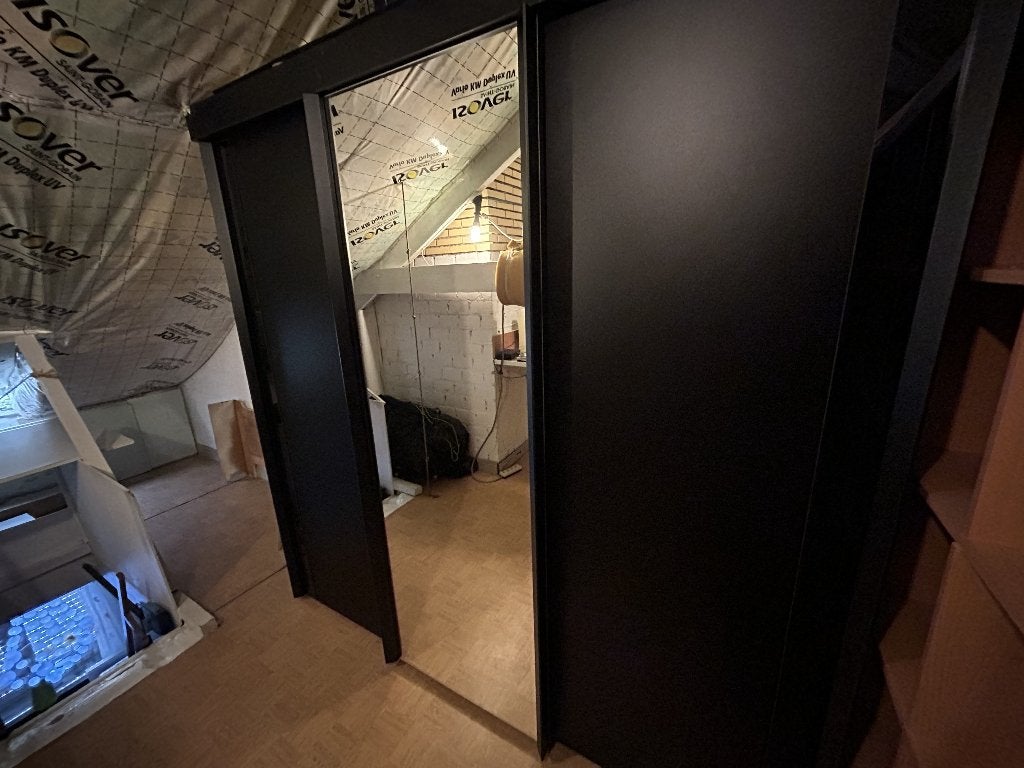 Kleerkast met spiegel en schuifdeuren, Avec tablette(s), Comme neuf, Enlèvement, Autres matériaux