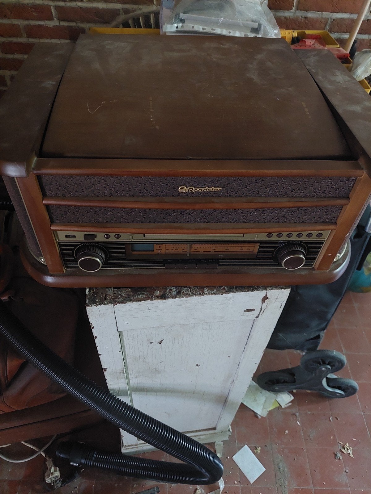 Poste Roostart tourne disque casette, Enlèvement